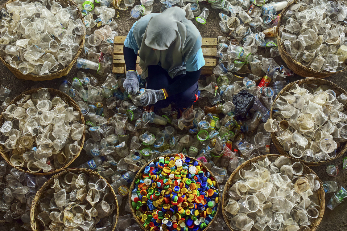 © Project STOP Pasuruan - Plastic waste sortation at the MRF Facility (1) (2) (1)